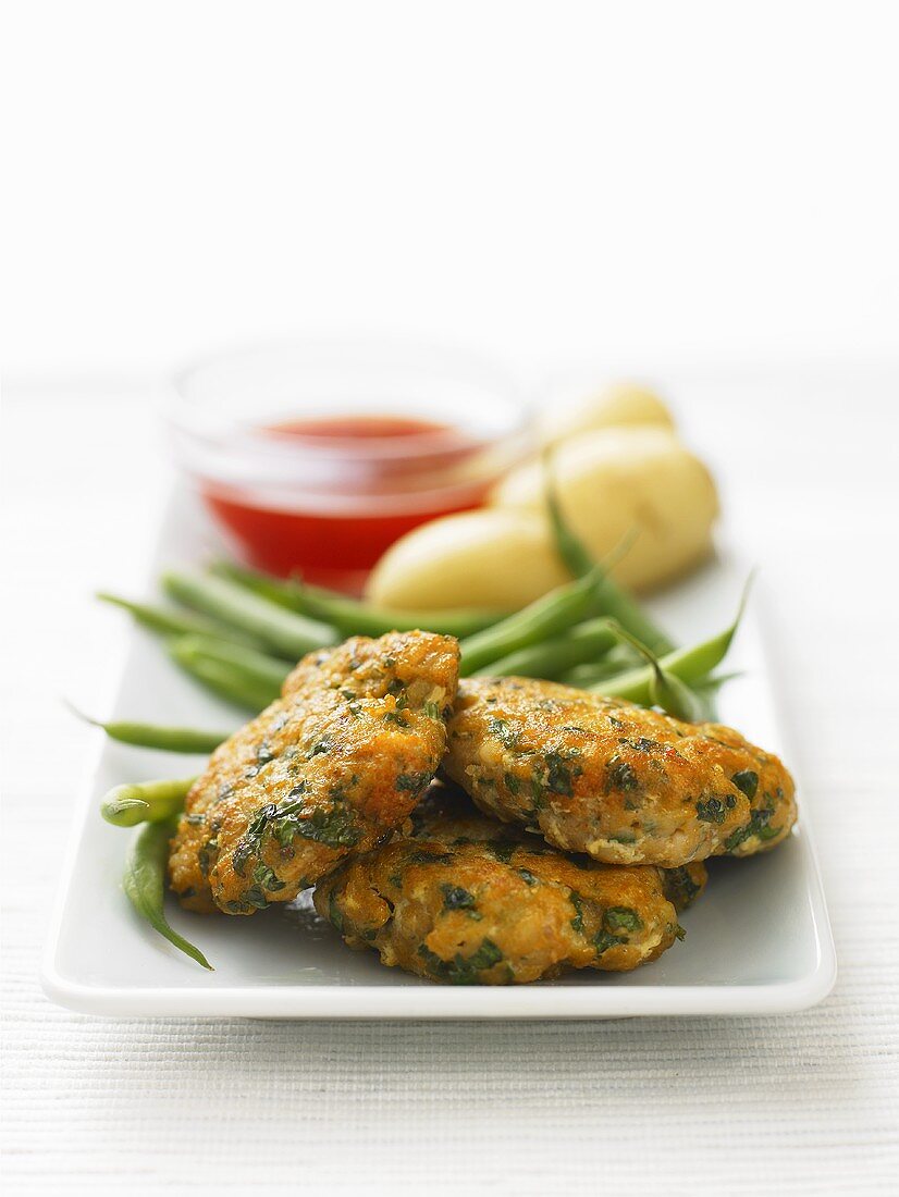 Fischfrikadellen mit grünen Bohnen und Kartoffeln