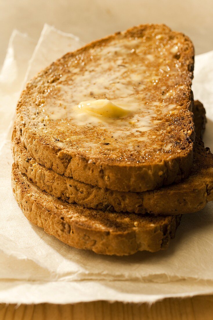 Getoastetes Vollkornbrot mit Butter und Honig