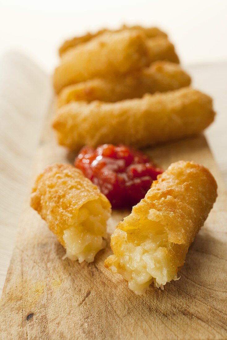 Fritierte Käse-Zwiebel Kroketten im Bierteig