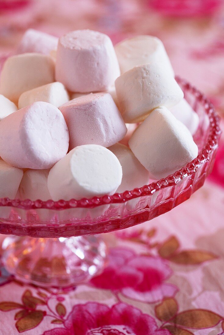 Mashmallows on a glass stand