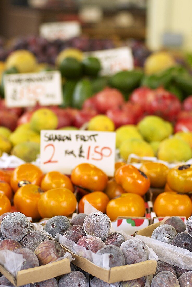 Verschiedene exotische Früchte an einem Marktstand