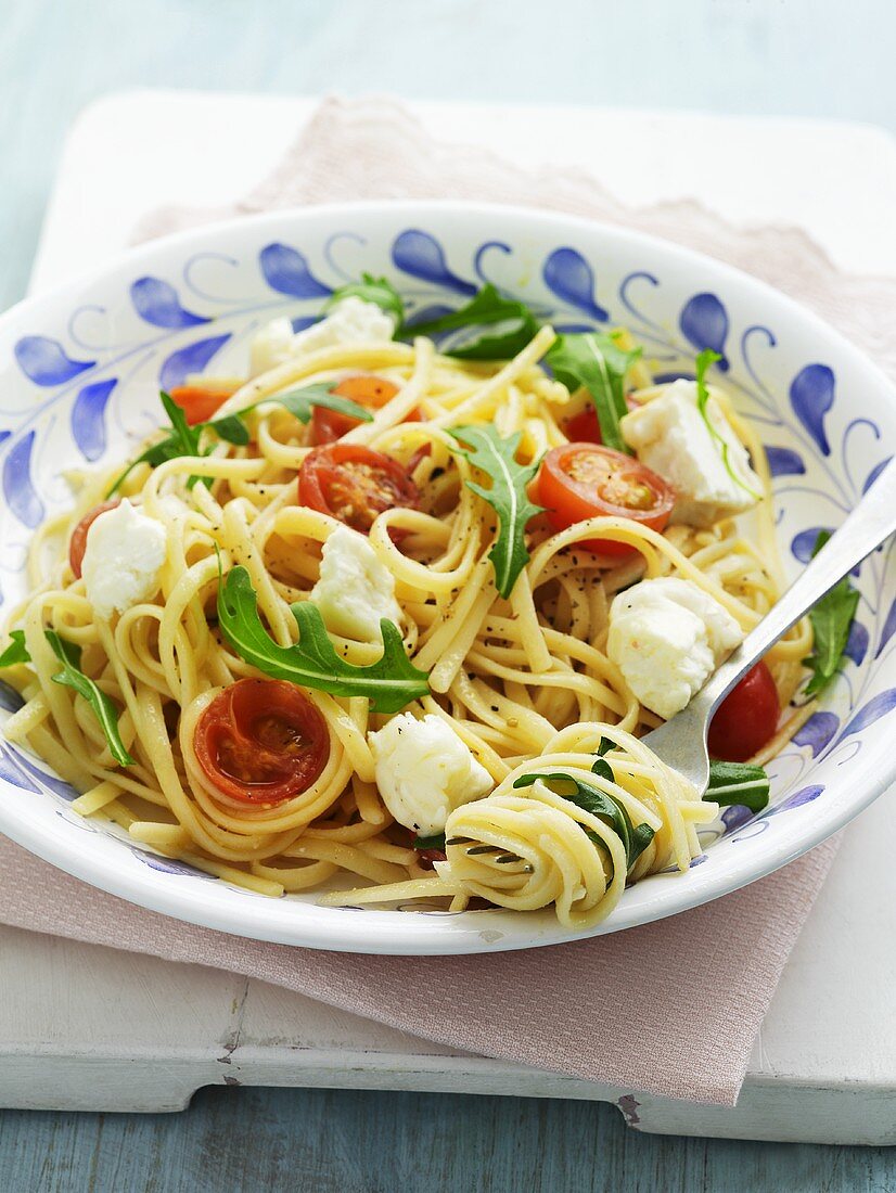 Linguine with rocket, cherry tomatoes and mozzarella