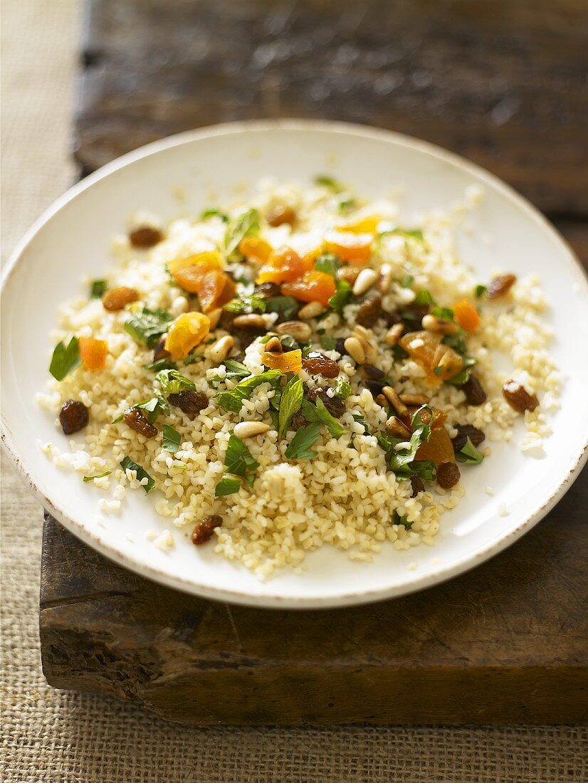 Bulgur mit Trockenfrüchten, Pinienkernen, Petersilie, Minze