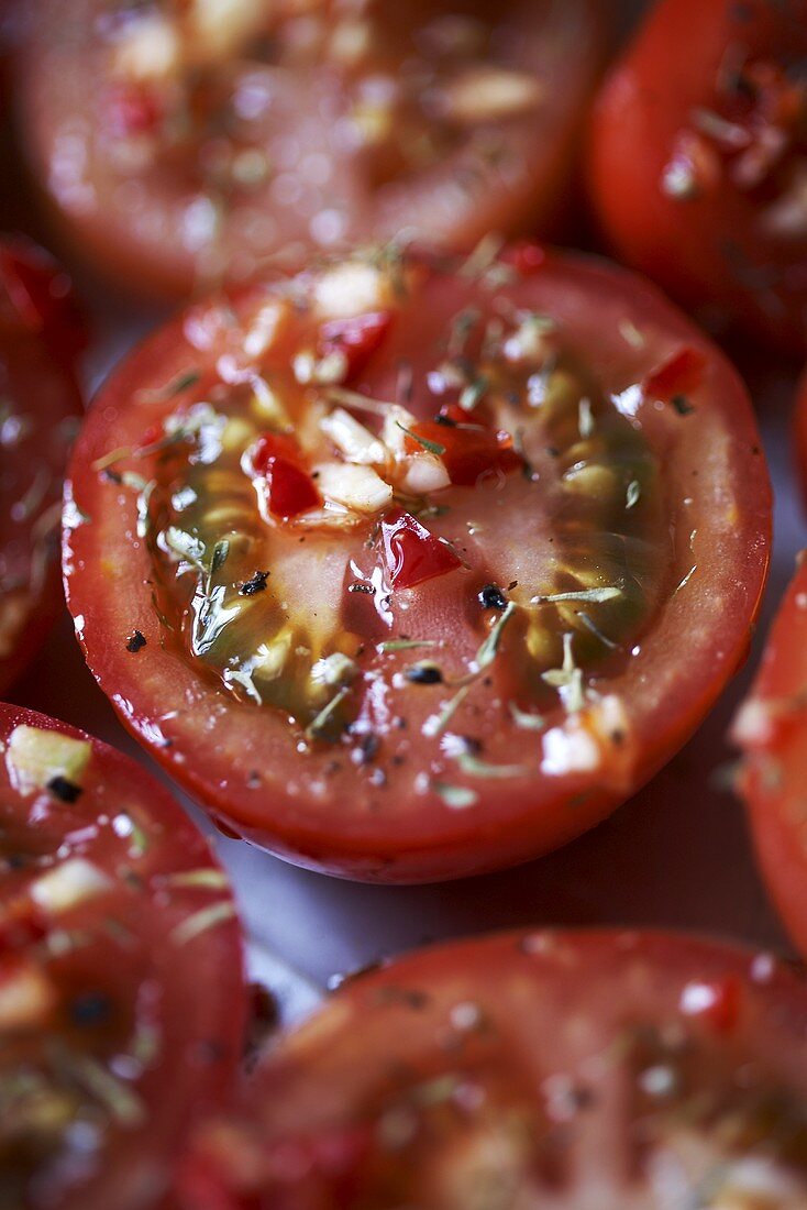 Halbe Kirschtomaten mit Dressing