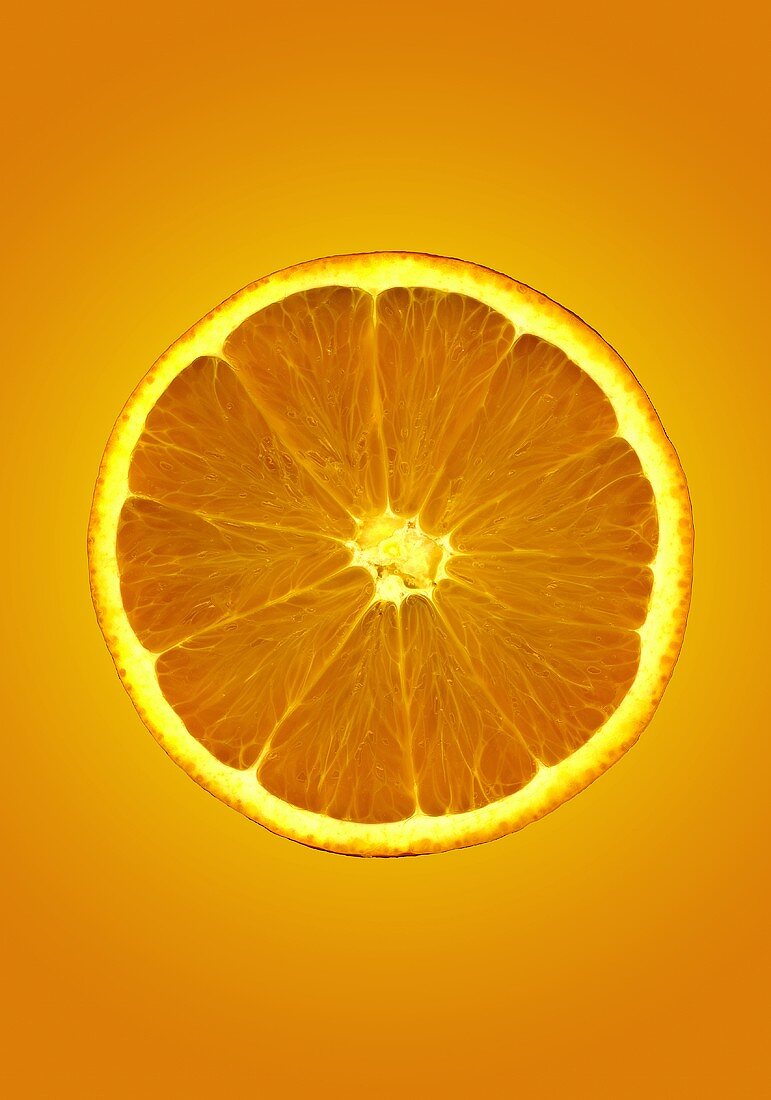 Orangenscheibe vor orangefarbenem Hintergrund