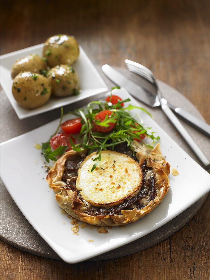 Goat's cheese & onion tart with rocket salad and potatoes