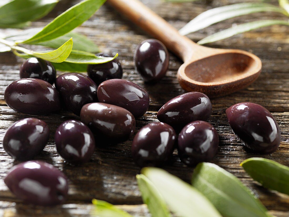 Schwarze Kalamata-Oliven auf Holz