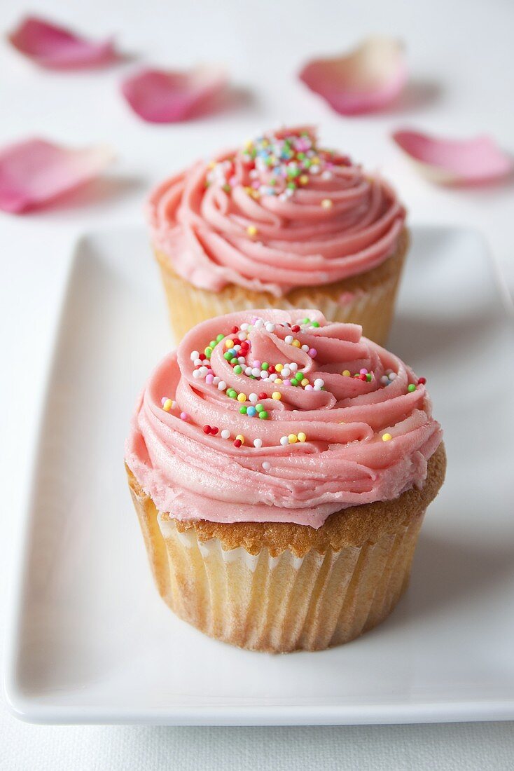 Cupcakes mit rosa Glasur und Zuckerperlen