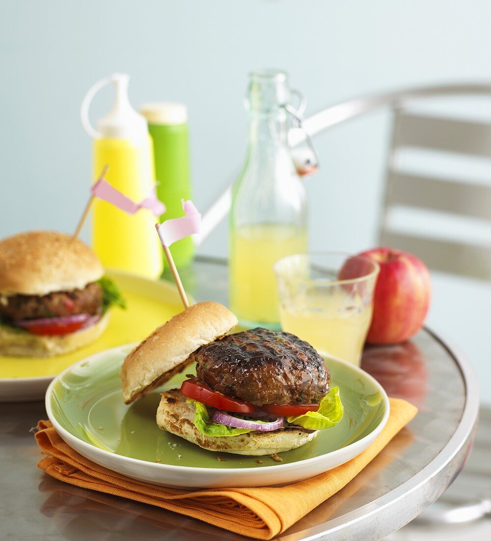 Hamburger, Fruchtsaft und Apfel