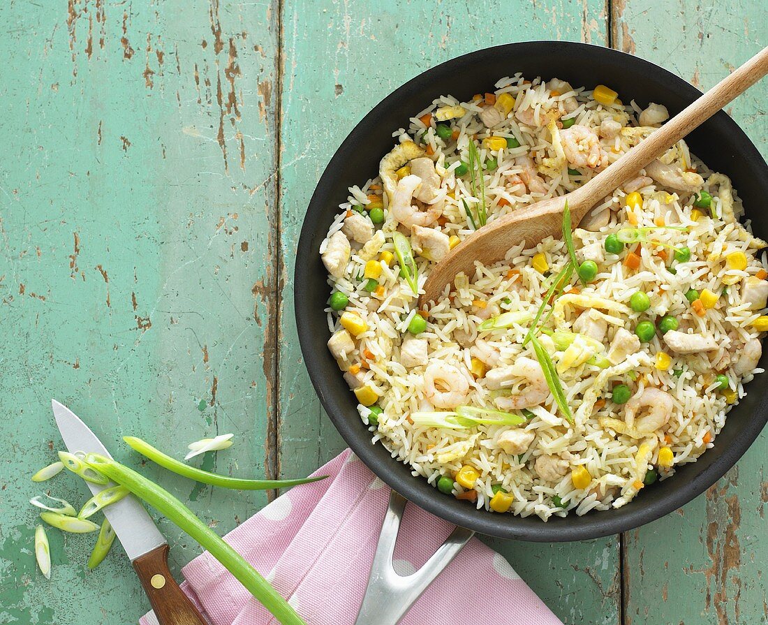 Pan-cooked rice, chicken, prawns and spring onions