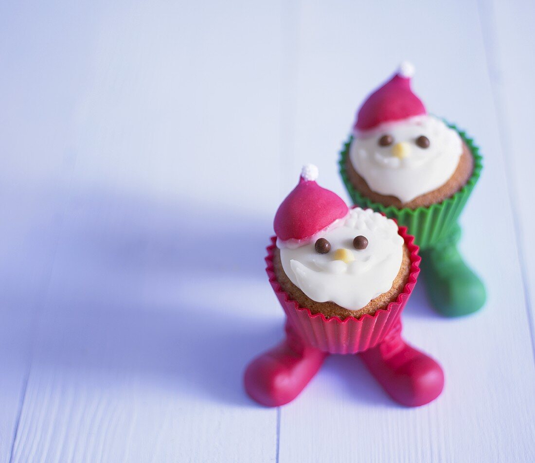 Cupcakes mit Weihnachtsmanngesicht