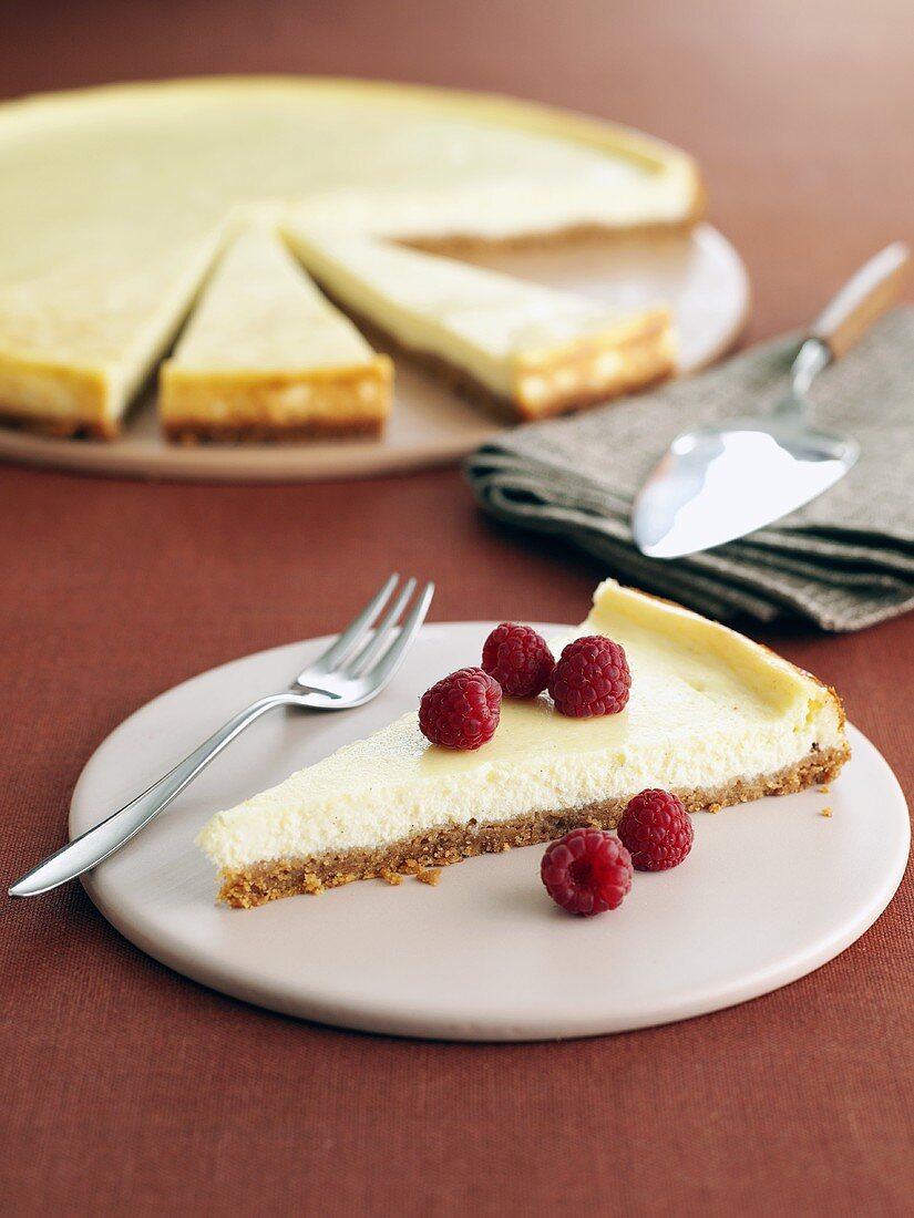 Käsekuchen mit frischen Himbeeren