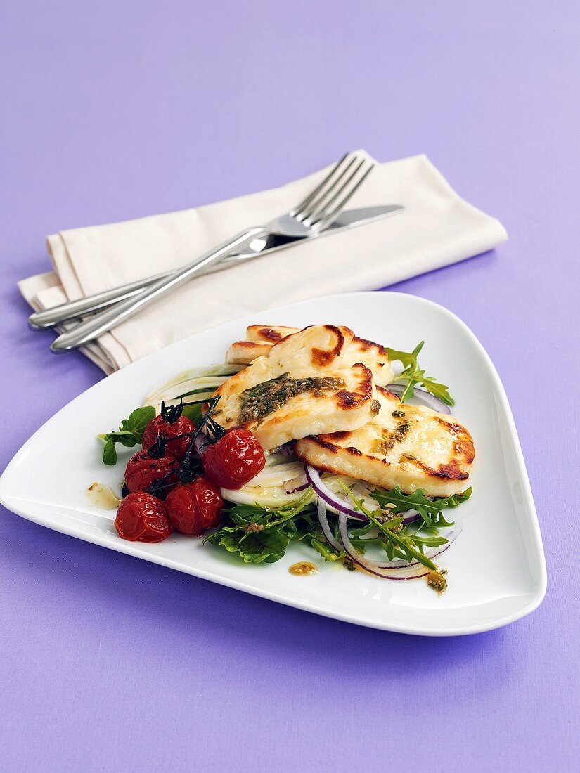 Gegrillter Halloumi auf Blattsalat