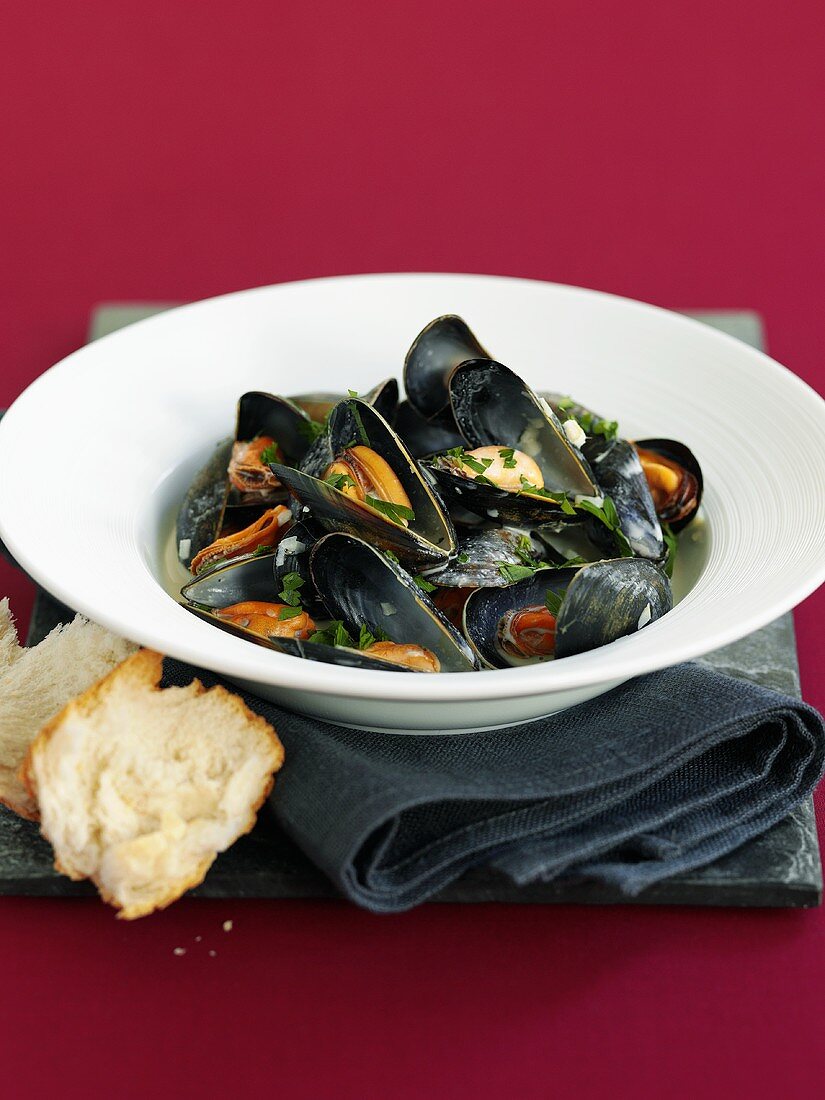 Steamed mussels, white bread