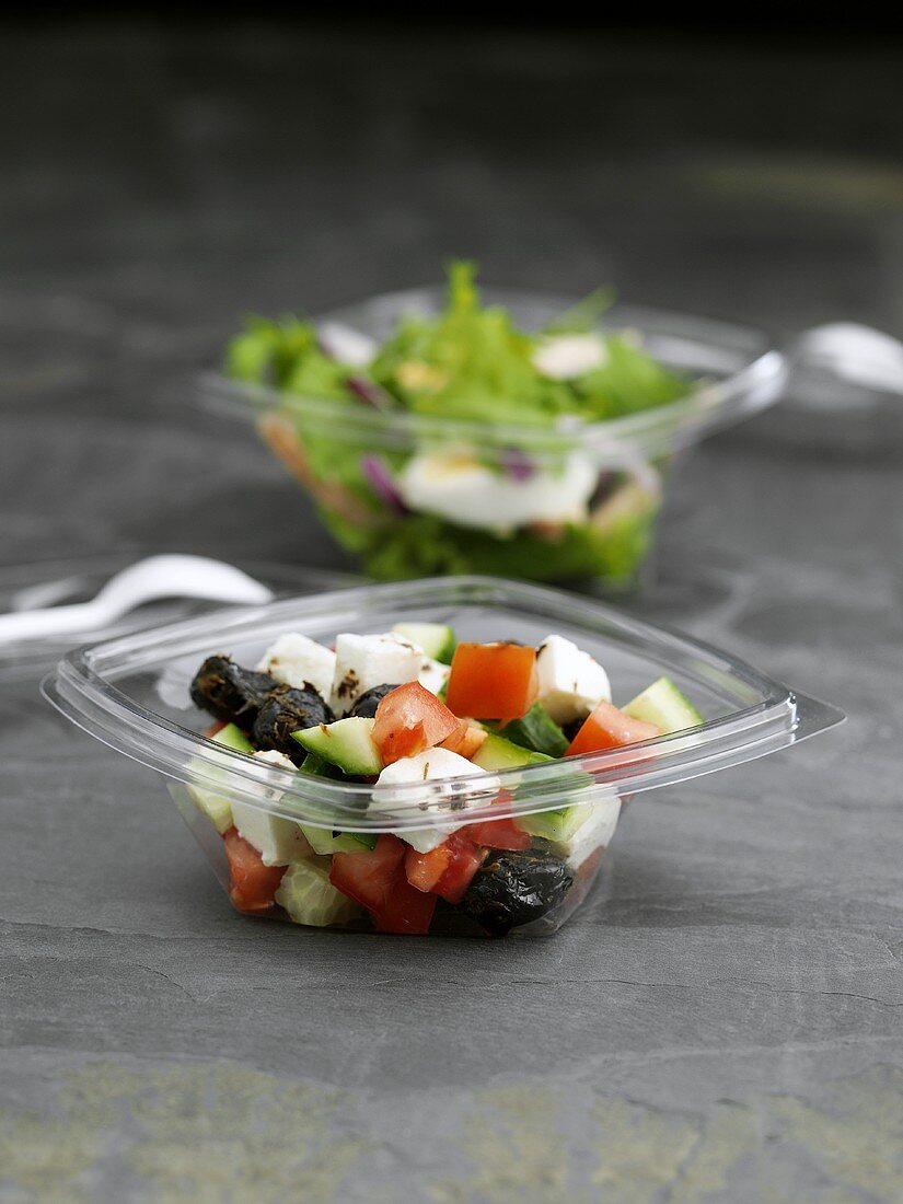 Salate in Plastikschalen zum Mitnehmen