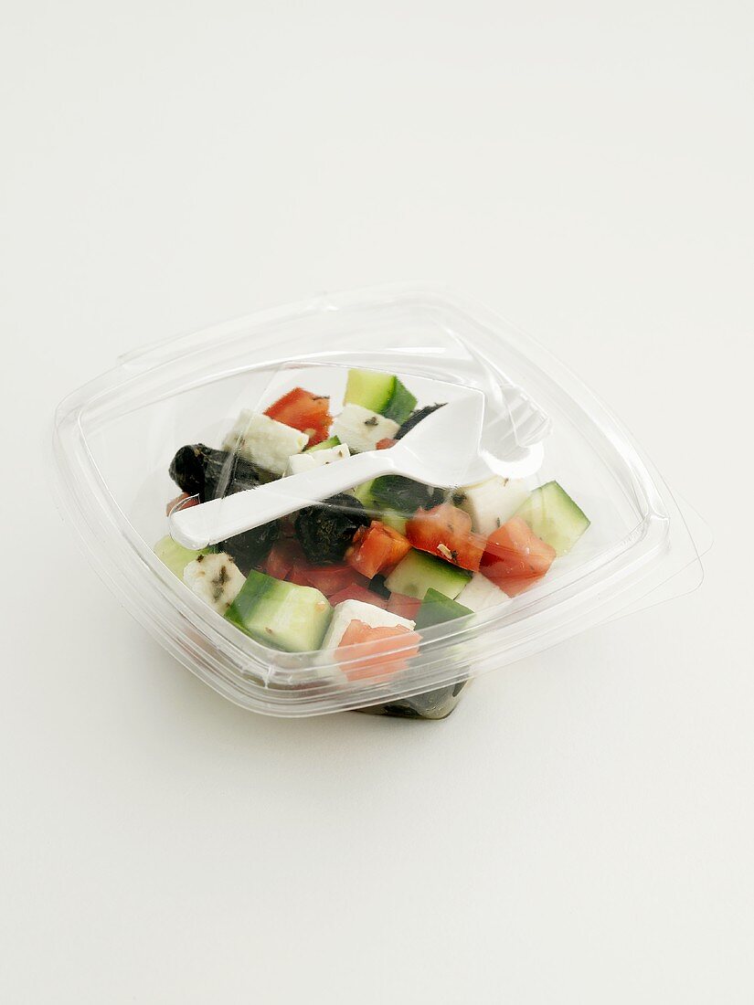 Griechischer Salat in Plastikschale zum Mitnehmen