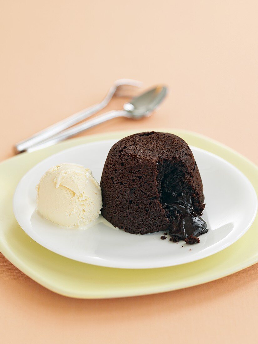 Soft-centred chocolate pudding with ice cream