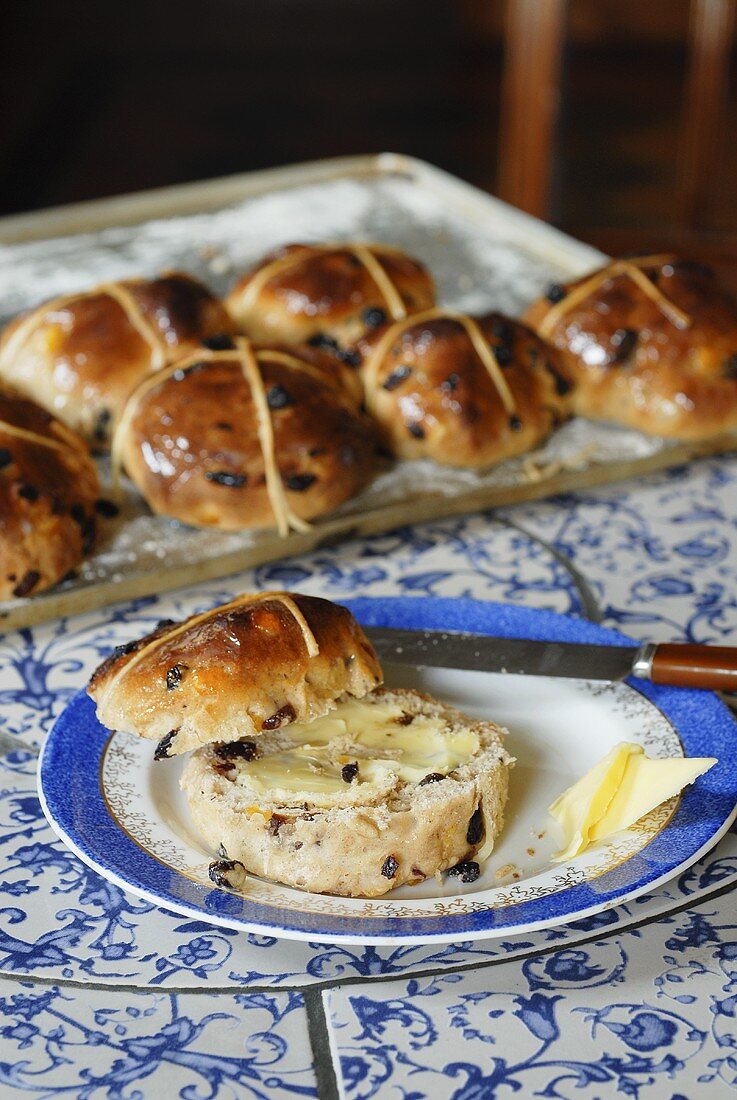 Hot Cross Buns mit Butter