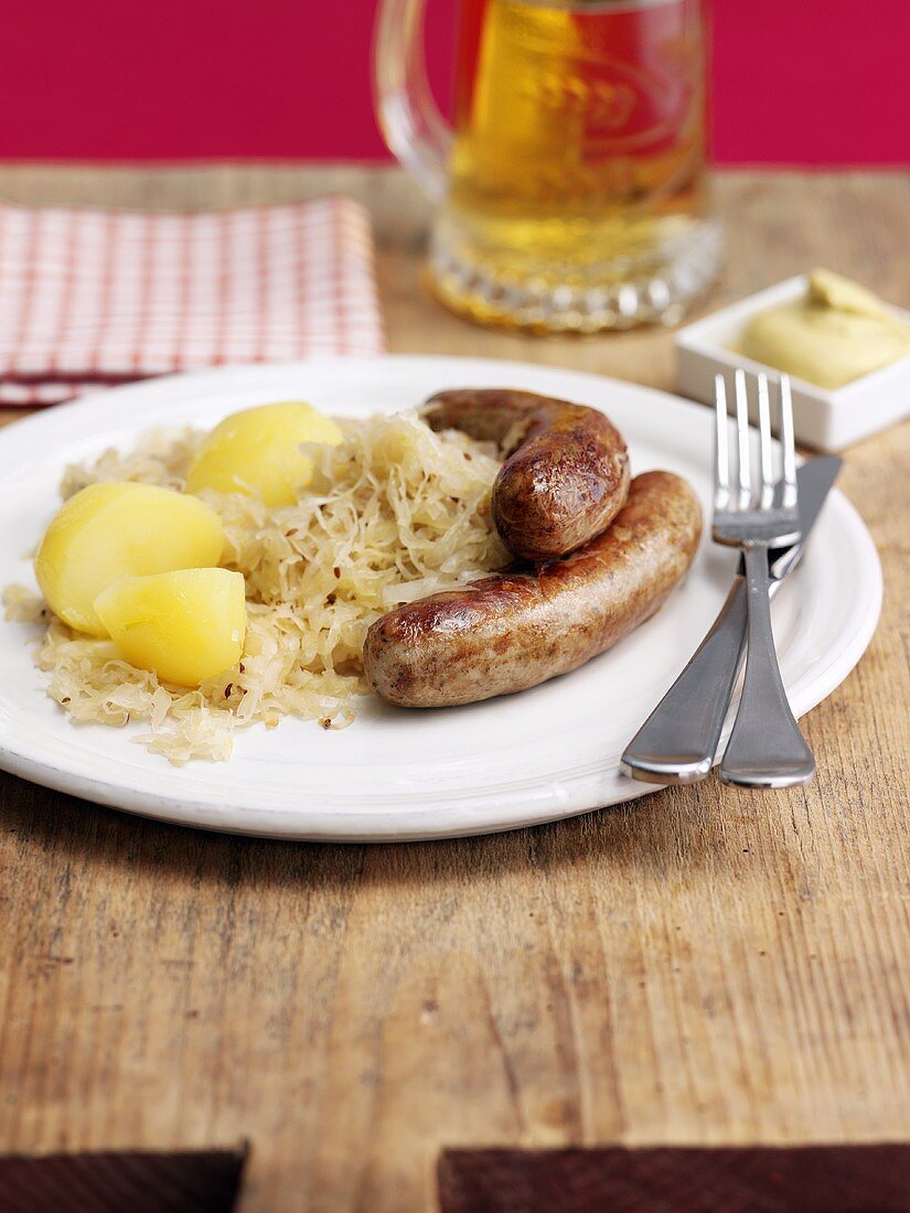 Würstel mit Kraut und Salzkartoffeln