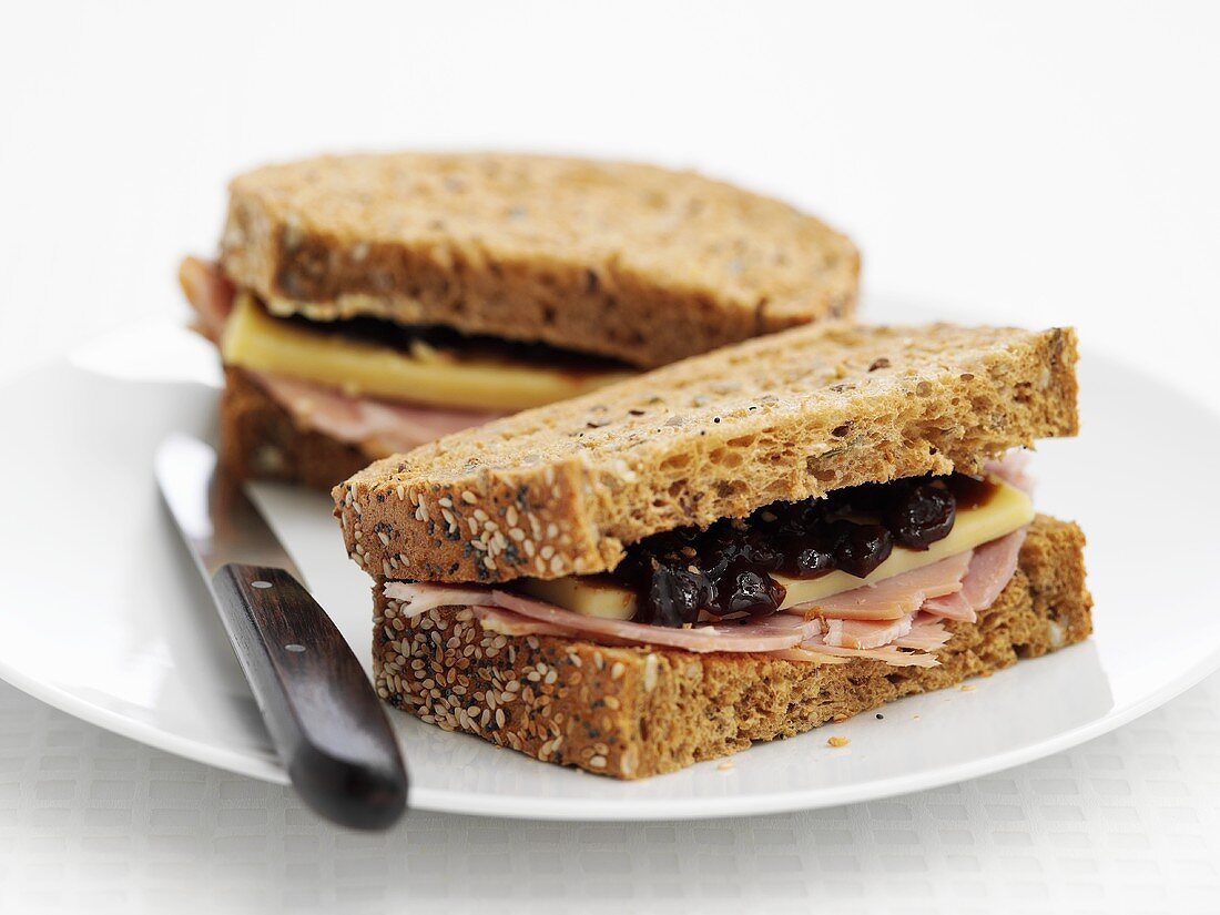 Vollkorn-Sandwich mit Schinken, Käse und Johannisbeermarmelade