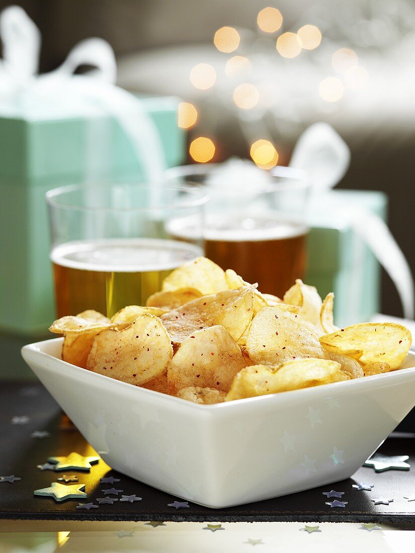 Kartoffelchips und Bier (weihnachtlich)