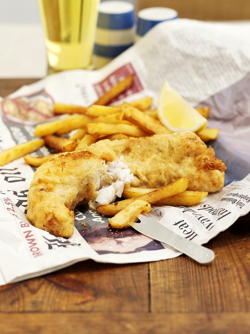 Fish and Chips auf Zeitungspapier (England)