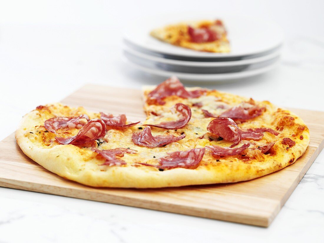 Pizza mit Salami, angeschnitten