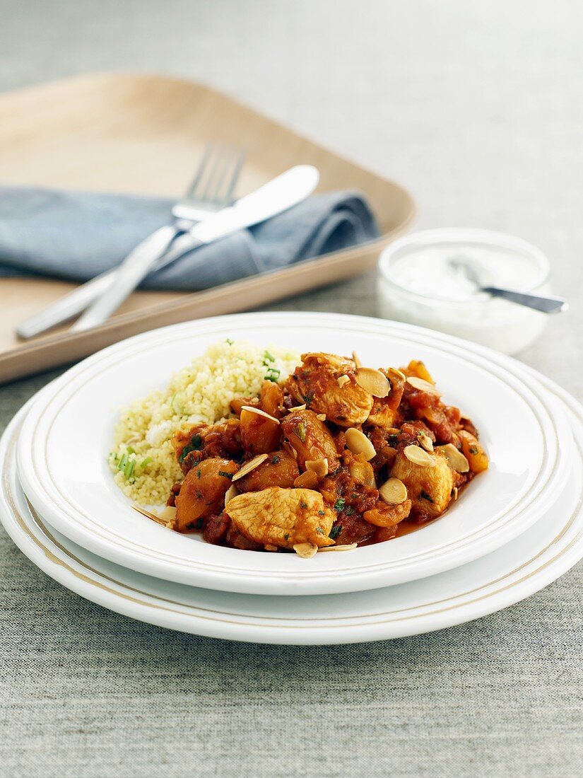 Hähnchenragout mit Mandelblättchen und Couscous (Marokko)