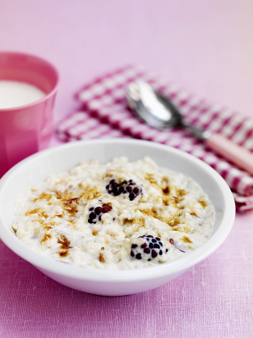 Porridge mit Brombeeren