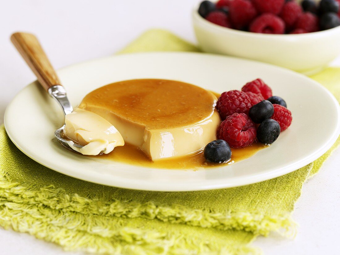 Crème caramel with berries