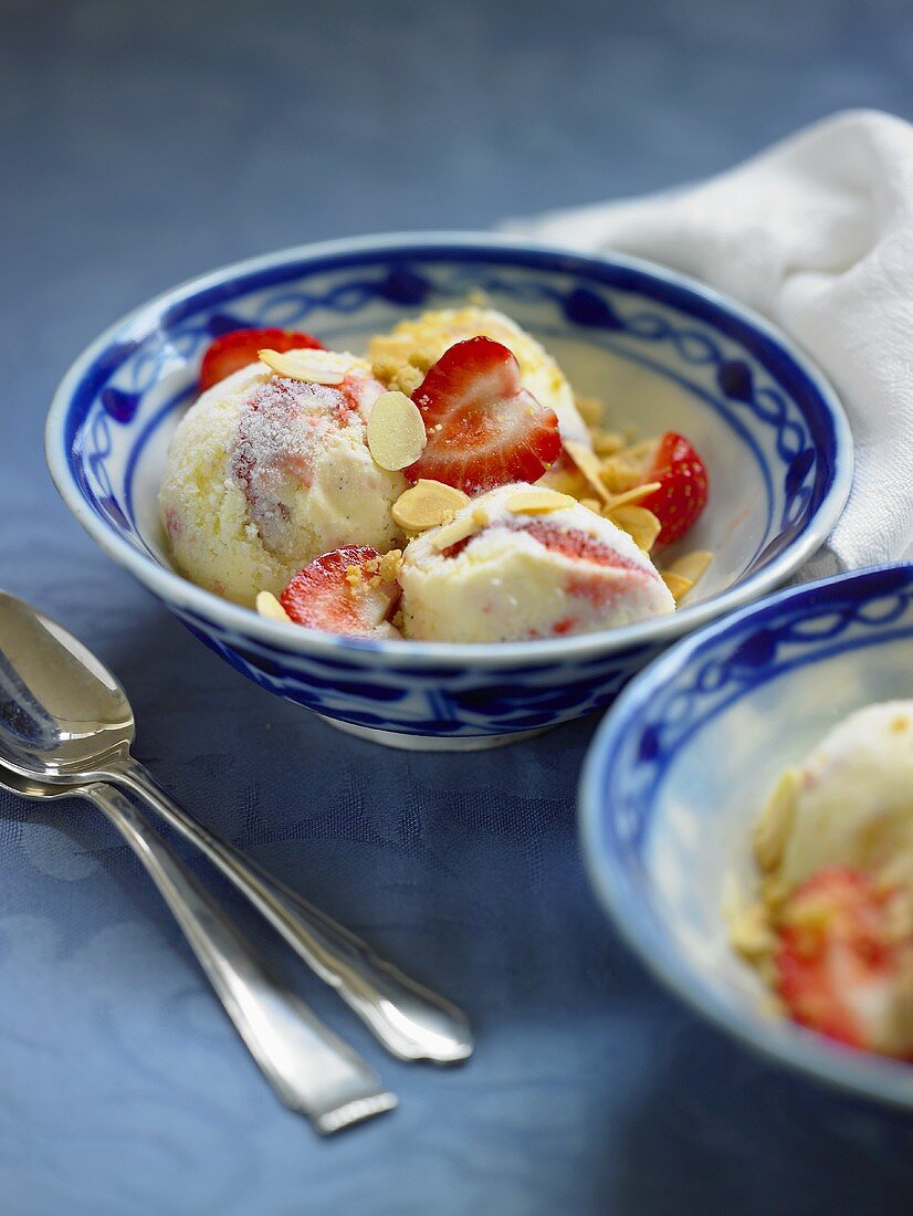 Vanilla ice-cream with strawberries