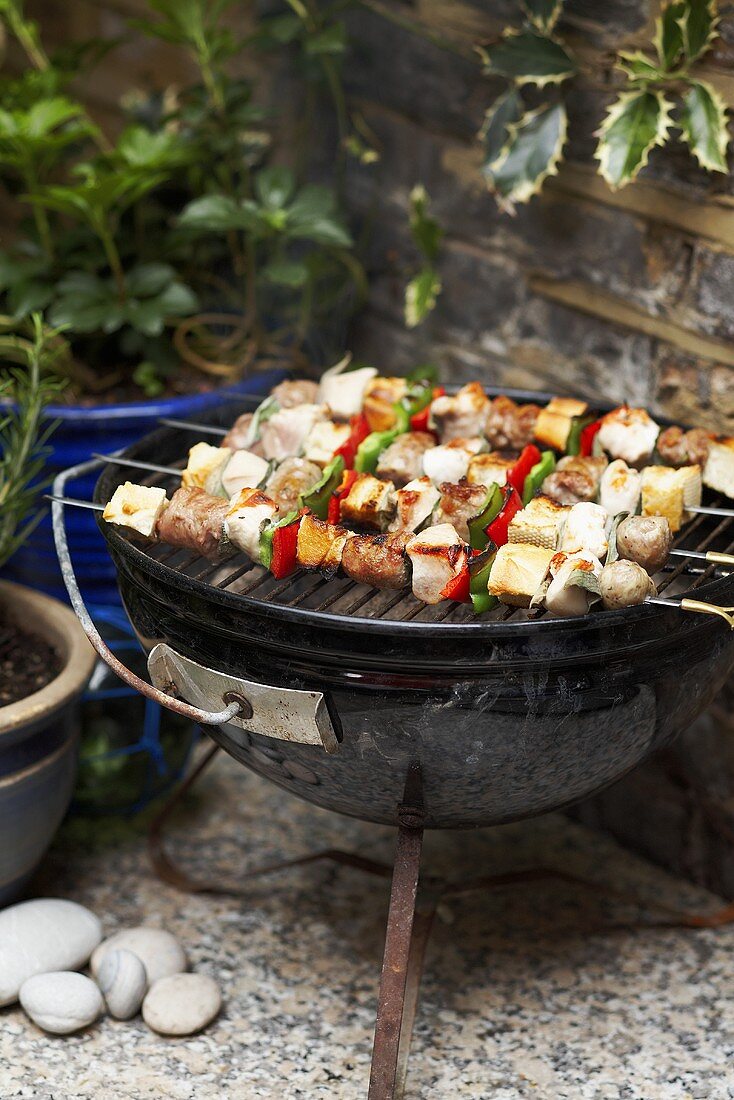 Spiesse mit Hähnchenfleisch, Gemüse & Würstchen auf dem Grill