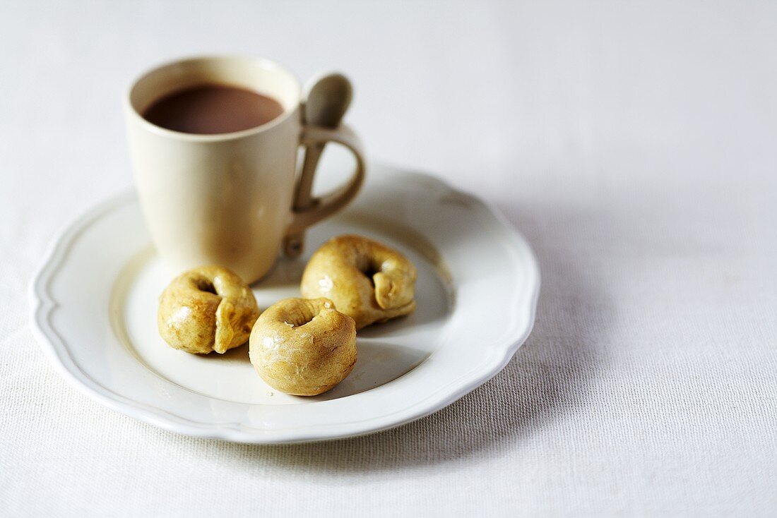 Caffè e taralli (Hefekringel und Espresso, Italien)