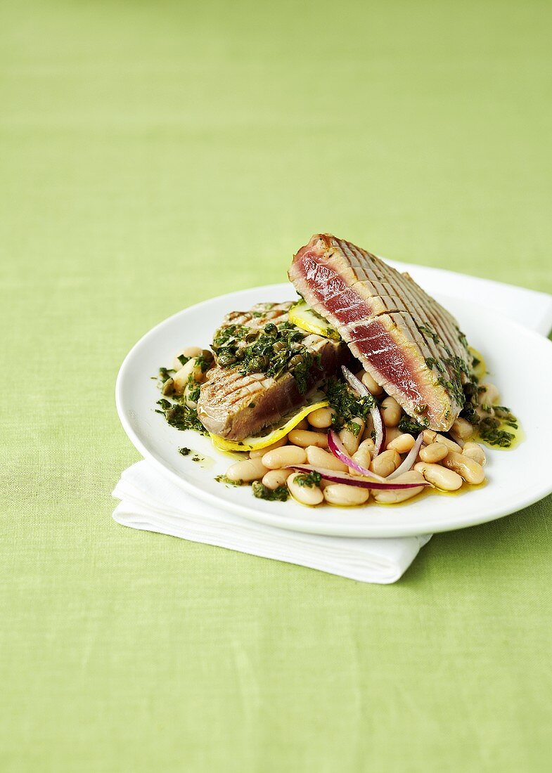 Thunfischsteak auf Bohnensalat