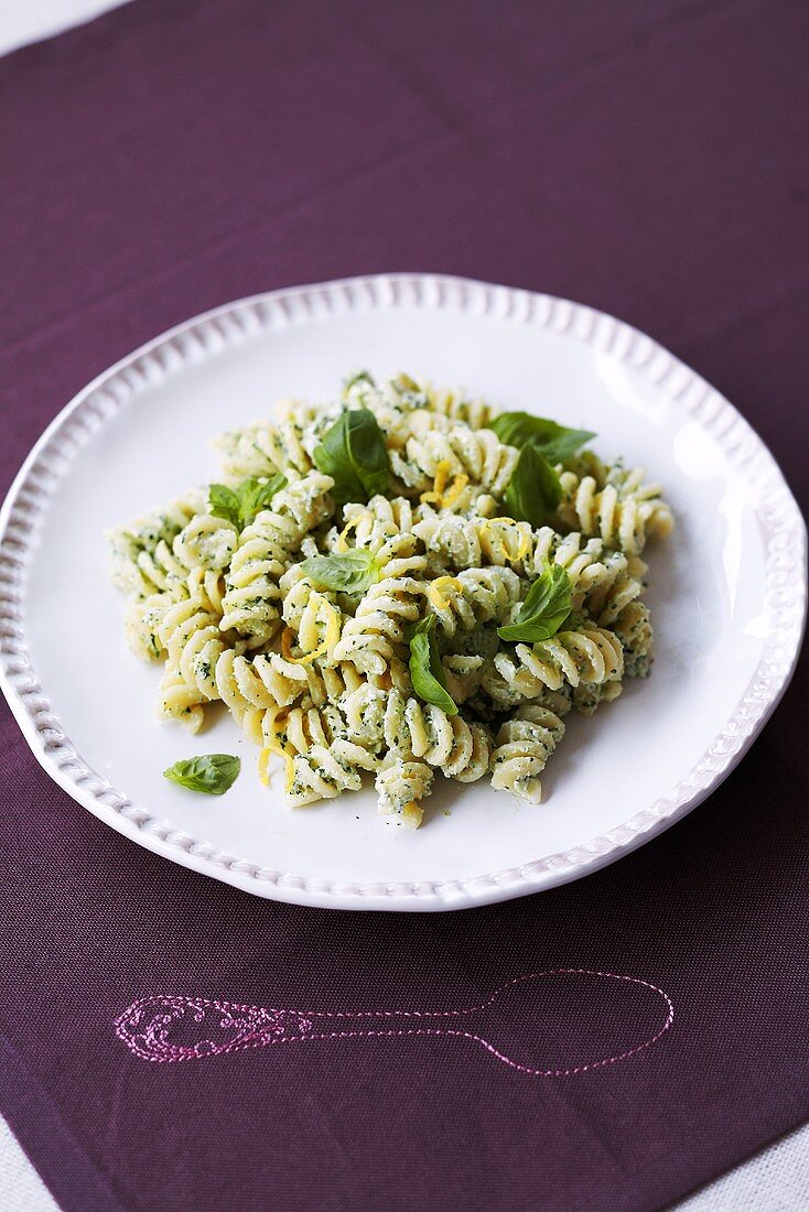 Fusilli mit Ricotta, Zitronenzesten und Basilikum