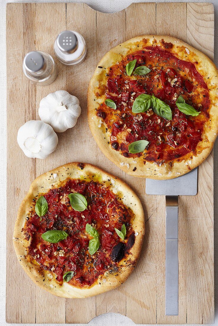 Pizza marinara (Pizza with spicy tomato sauce)