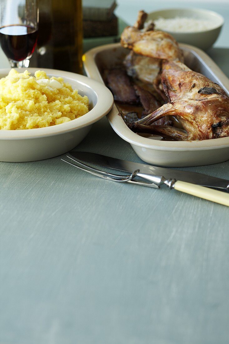 Kaninchen mit Polenta