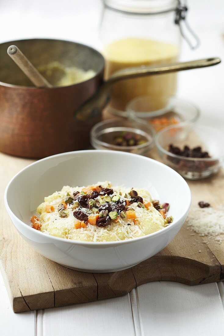 Polenta mit Rosinen, Pistazien und Parmesan