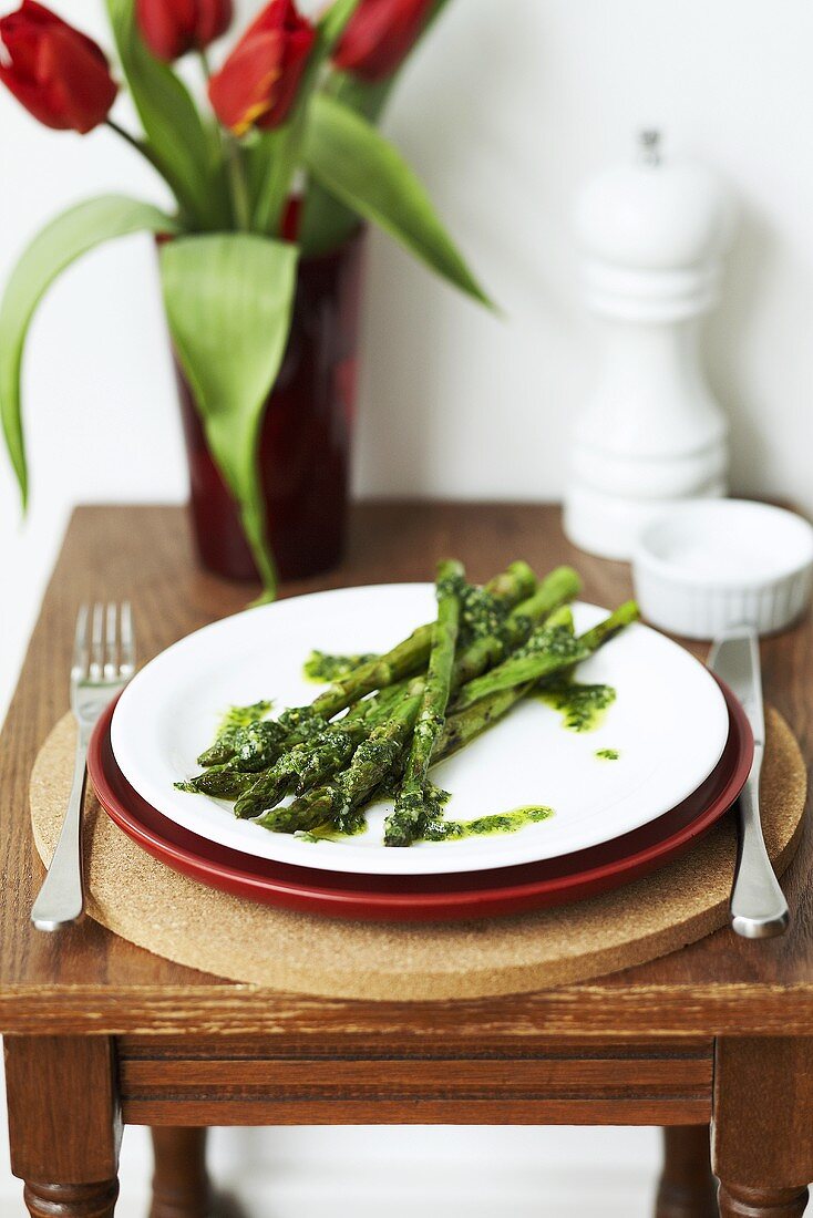 Grüner Spargel mit Pesto