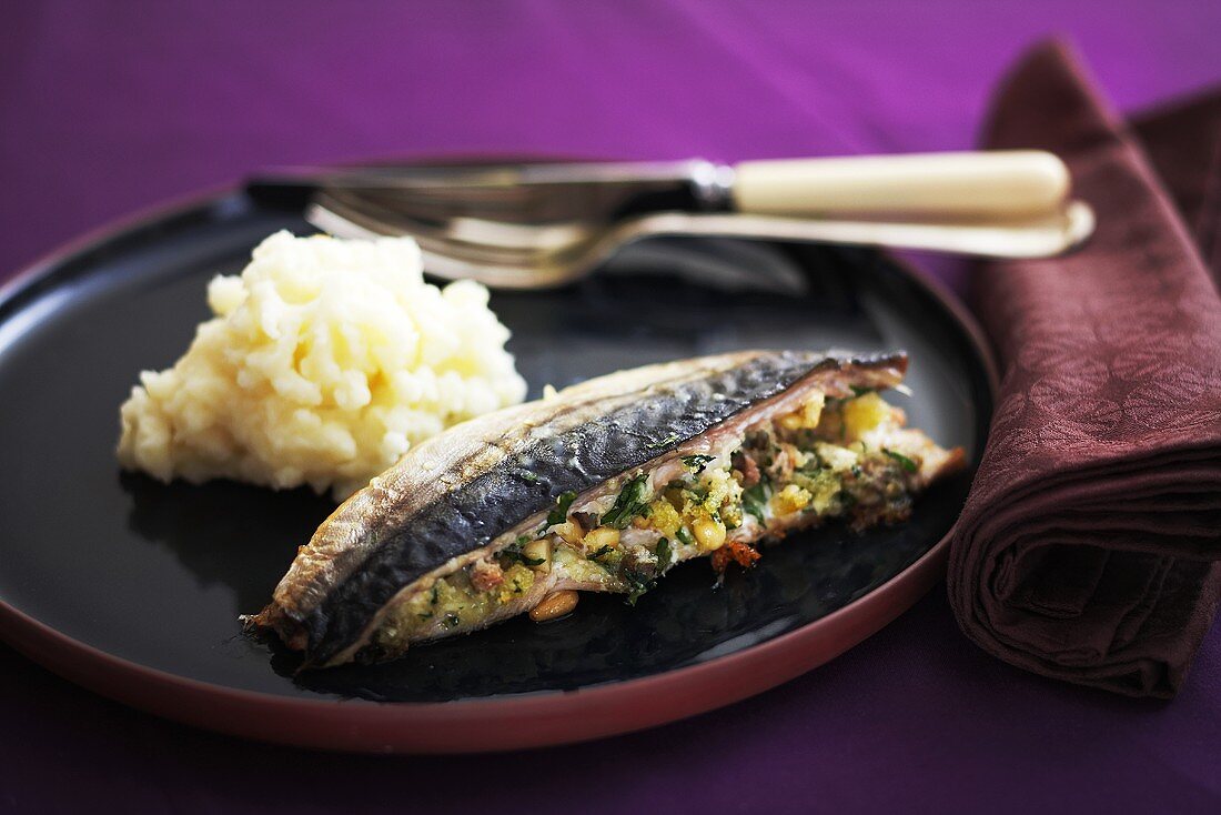 Gefüllte, gebackene Makrelenfilets mit Kartoffelbrei