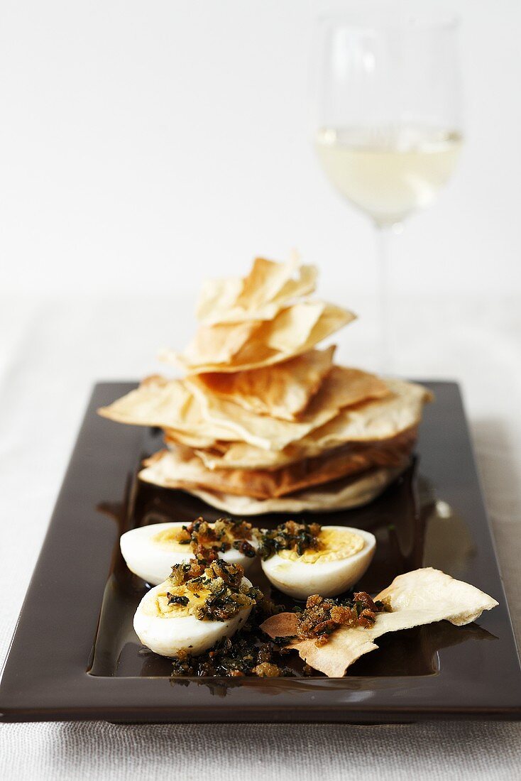 Uova piccanti con carta da musica (Eggs with flatbread)