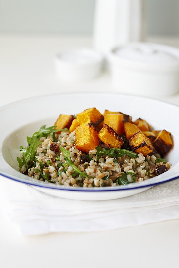 Emmersalat mit Rucola und Butternusskürbis