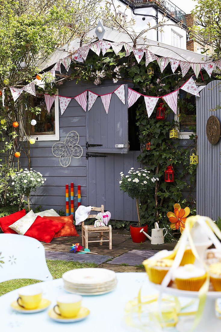 Garden party with cupcakes and tea