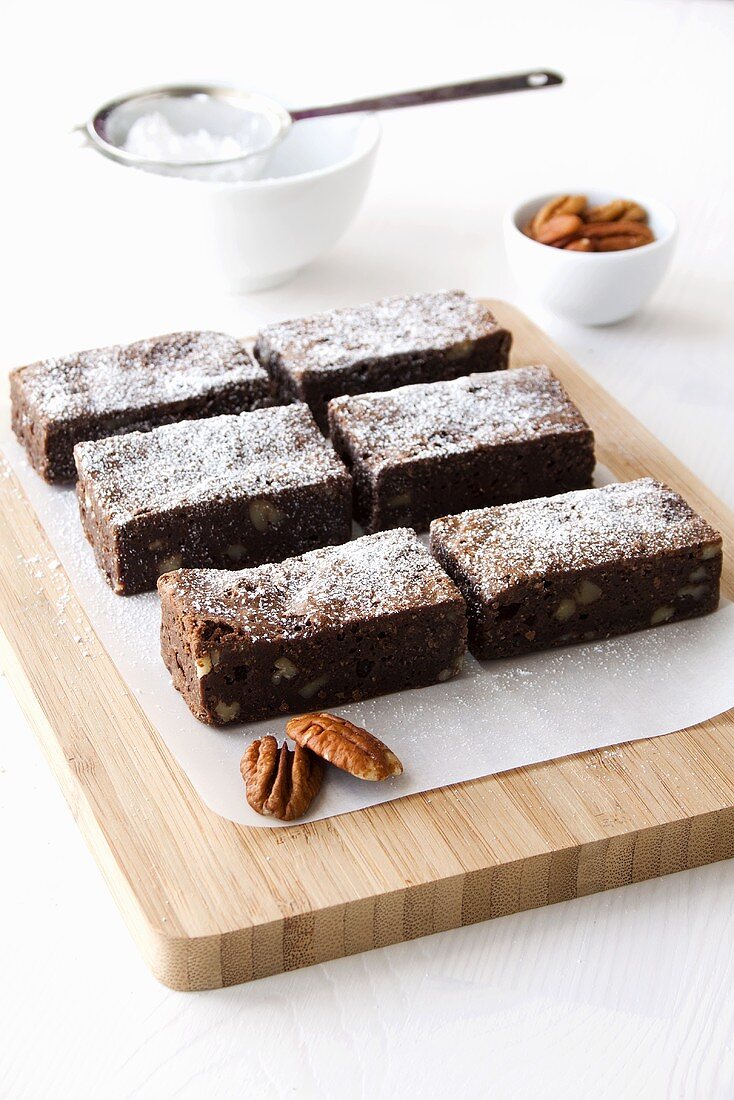 Brownies mit Pecannüssen und Puderzucker