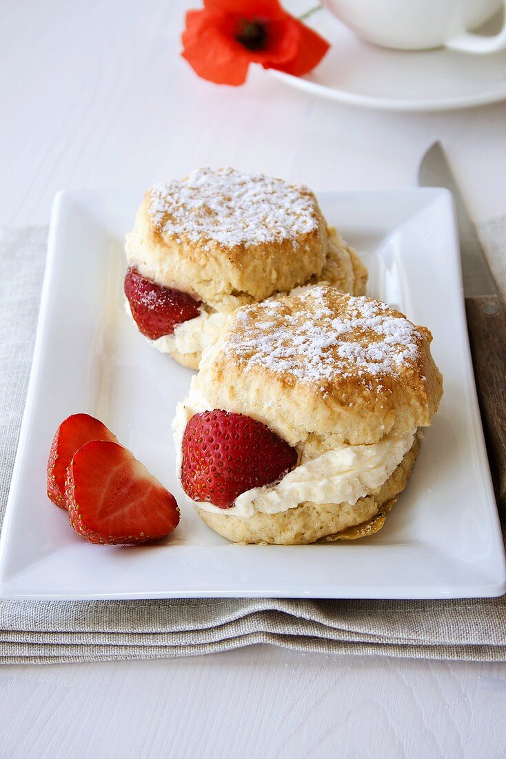 Scones mit Sahne und Erdbeeren