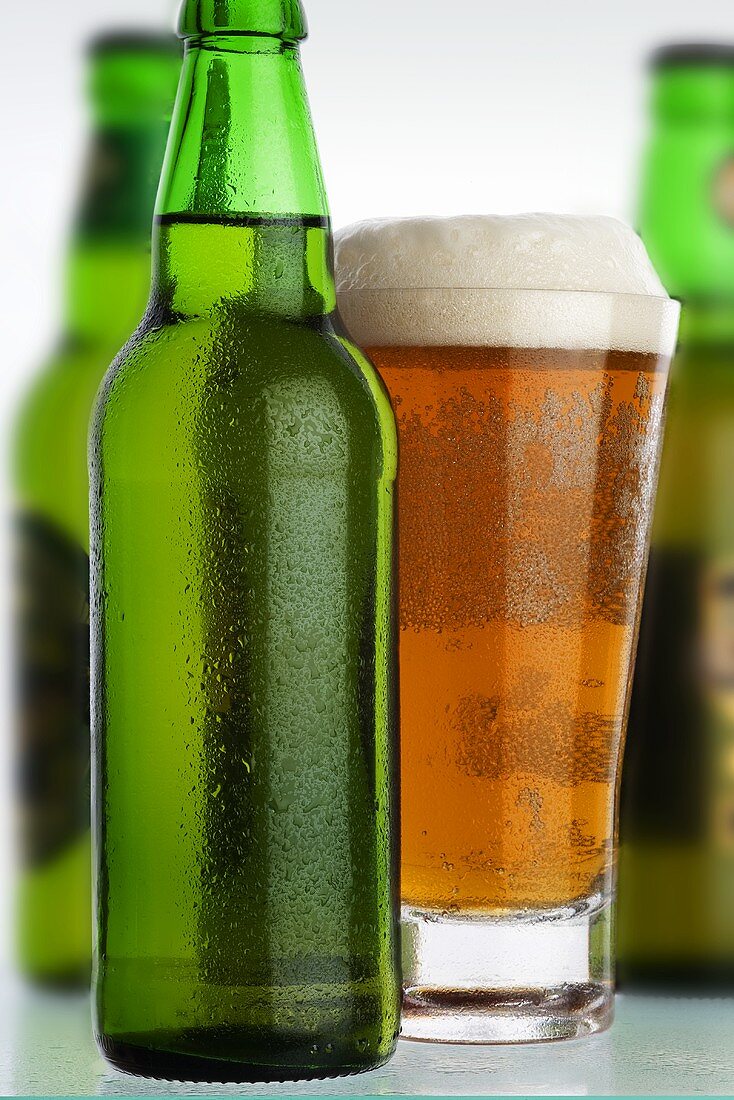 Helles Bier im Glas und in der Flasche