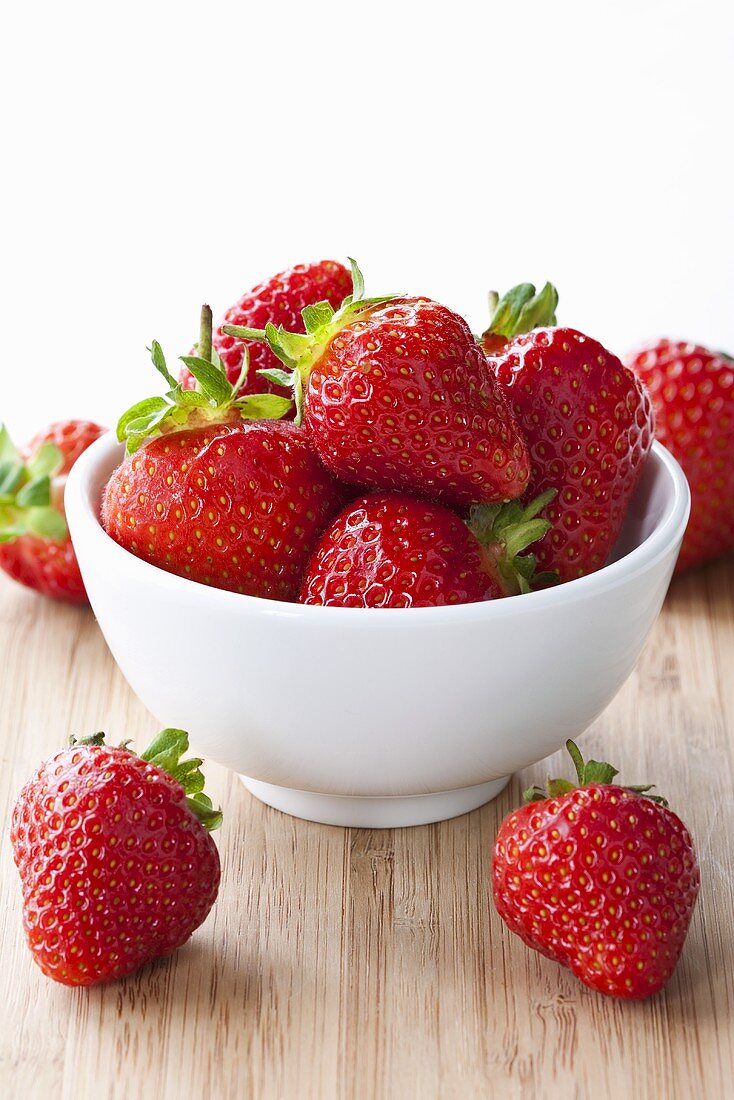 Frische Erdbeeren in Schale und daneben