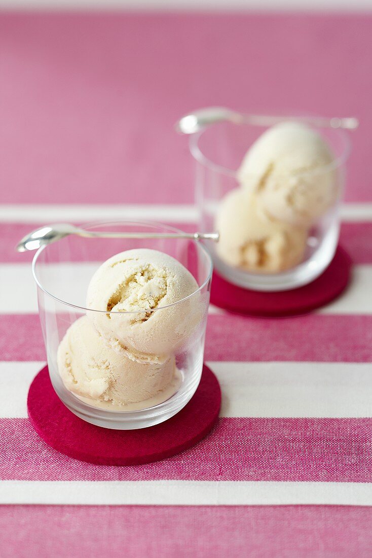 Hazelnut ice cream in two glasses