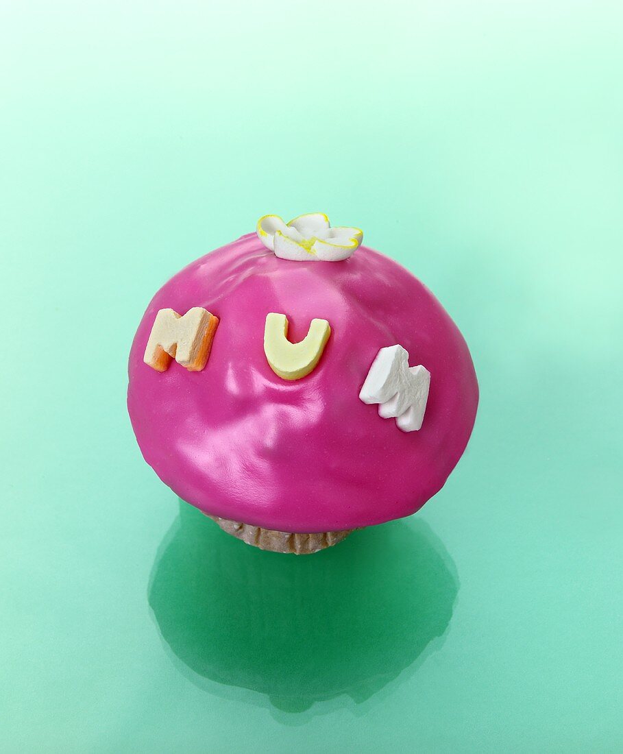 Ein Muffin mit rosa Zuckerguss und Aufschrift 'Mum'