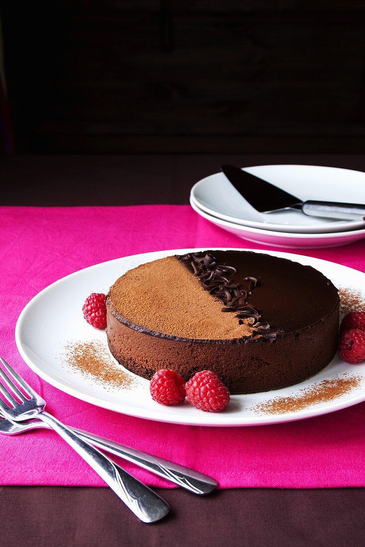 Schokoladenkuchen mit frischen Himbeeren